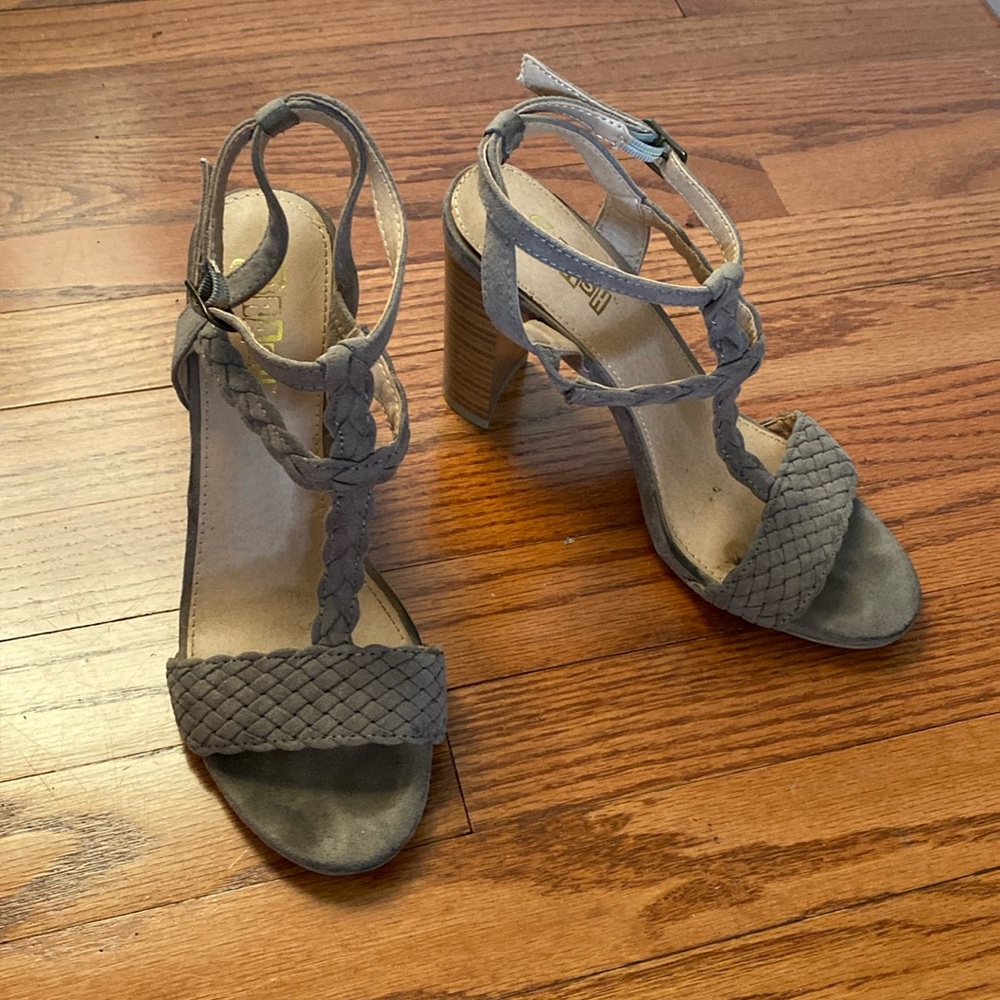 Brash faux suede Tstrap heels Size 6.5 color: Taupe